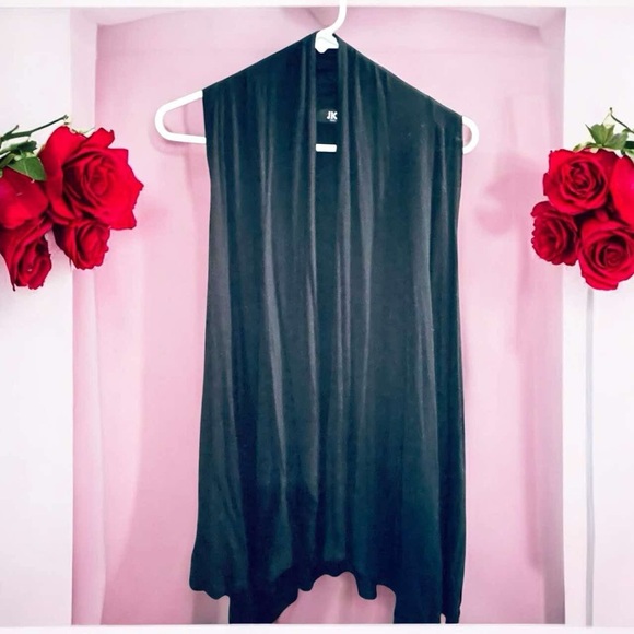 Two XL sleeveless vests. One cream lace and one black. - Picture 2 of 4